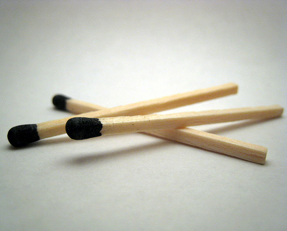 Palito de fósforo - Foram séculos de aprendizado e algumas mortes no caminho, pois os compostos usados na ponta do fósforo eram venenosos. Causavam doenças aos operários que faziam as caixinhas e matavam as crianças que colocavam o palito na boca. Isso até 1910, quando uma empresa dos Estados Unidos descobriu uma química inofensiva, mas ainda inflamável. Então, de forma humilde, a humanidade conquistou um poder que sempre buscou: o domínio total sobre o fogo, explica Paola Antonelli, curadora do Museu de Arte Moderna de Nova York. Palito de fósforo - Foram séculos de aprendizado e algumas mortes no caminho, pois os compostos usados na ponta do fósforo eram venenosos. Causavam doenças aos operários que faziam as caixinhas e matavam as crianças que colocavam o palito na boca. Isso até 1910, quando uma empresa dos Estados Unidos descobriu uma química inofensiva, mas ainda inflamável. Então, de forma humilde, a humanidade conquistou um poder que sempre buscou: o domínio total sobre o fogo, explica Paola Antonelli, curadora do Museu de Arte Moderna de Nova York.