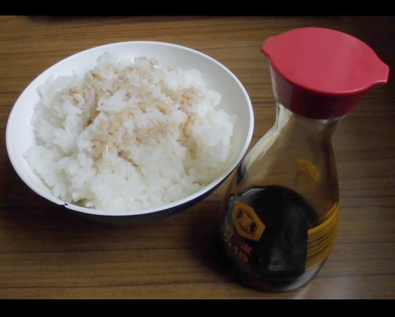 Garrafa de Shoyu - Foram cem desenhos, todos feitos pelo monge budista Kenji Ekuan, que pretendia criar uma tampa que não deixasse o shoyu cair em excesso nem pingar feito um conta-gotas. Antes disso, até a Segunda Guerra Mundial, o shoyu vinha em potes de 1,8 litro, que eram pesados, desajeitados e sem graça, explica Paola Antonelli, curadora do MoMA. Garrafa de Shoyu - Foram cem desenhos, todos feitos pelo monge budista Kenji Ekuan, que pretendia criar uma tampa que não deixasse o shoyu cair em excesso nem pingar feito um conta-gotas. Antes disso, até a Segunda Guerra Mundial, o shoyu vinha em potes de 1,8 litro, que eram pesados, desajeitados e sem graça, explica Paola Antonelli, curadora do MoMA.