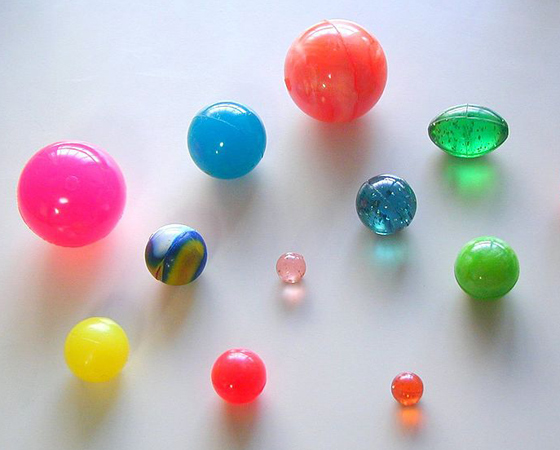 Super Ball - Outro acidente. Dessa vez, nas mãos do americano Norman Stingley, que não tinha a intenção de produzir a Super Ball quando, no início da década de 1960, comprimiu borracha e enxofre a uma pressão enorme. A bolinha é comprimida a 20 mil quilos, suficiente para que recupere 90% da altura depois de bater no chão pela primeira vez. Super Ball - Outro acidente. Dessa vez, nas mãos do americano Norman Stingley, que não tinha a intenção de produzir a Super Ball quando, no início da década de 1960, comprimiu borracha e enxofre a uma pressão enorme. A bolinha é comprimida a 20 mil quilos, suficiente para que recupere 90% da altura depois de bater no chão pela primeira vez.