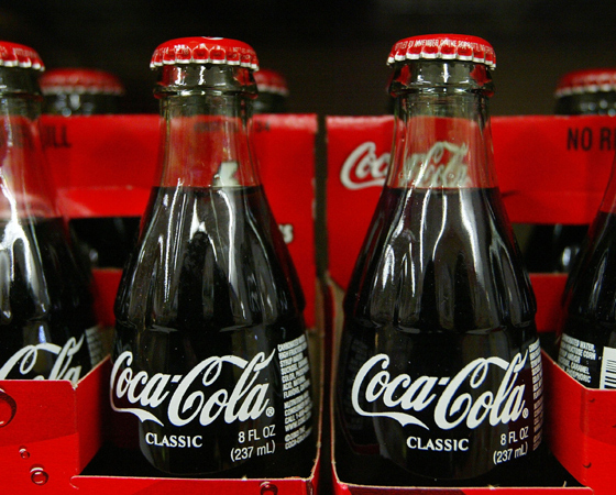 Tampinha de garrafa - Foram várias tentativas: de vidro, cortiça e porcelana. Mas as bebidas gaseificadas precisavam de tampas mais fortes, capazes de resistir à pressão. E o único material forte o suficiente, o metal, deixava um gosto ruim na bebida. A solução, que surgiria apenas no final do século 19, foi simples: uma pequena borracha que separasse o metal do conteúdo, protegendo o líquido. Tampinha de garrafa - Foram várias tentativas: de vidro, cortiça e porcelana. Mas as bebidas gaseificadas precisavam de tampas mais fortes, capazes de resistir à pressão. E o único material forte o suficiente, o metal, deixava um gosto ruim na bebida. A solução, que surgiria apenas no final do século 19, foi simples: uma pequena borracha que separasse o metal do conteúdo, protegendo o líquido.