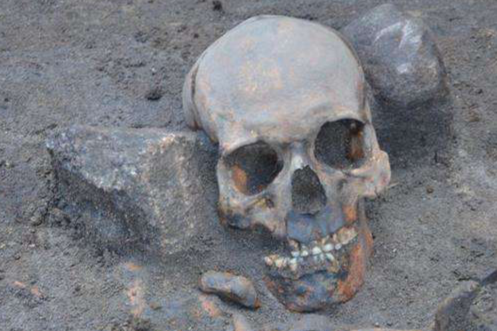 A cabeça deste esqueleto foi achada longe do corpo, "imobilizada" entre duas pedras