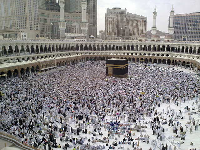 640px-A_Last_day_of_Hajj_-_all_pilgrims_leaving_Mina,_many_already_in_Mecca_for_farewell_circumambulation_of_Kaaba_-_Flickr_-_Al_Jazeera_English