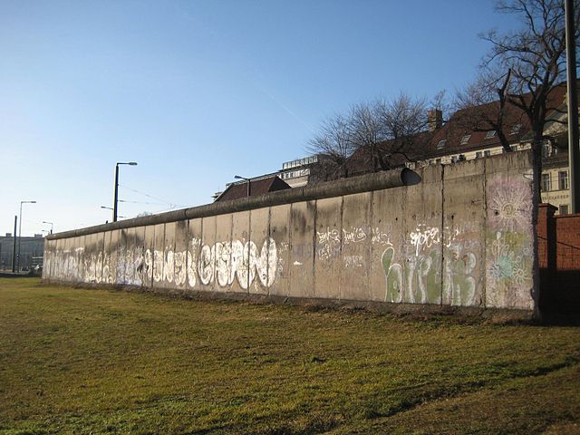 640px-Bernauer_Straße,_Mauerrest,_Seite_Sophienfriedhof