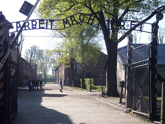 640px-Entrance_Auschwitz_I