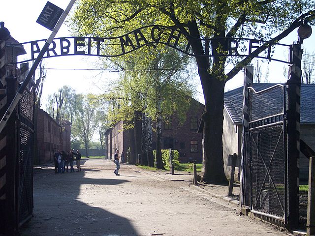 640px-entrance_auschwitz_i