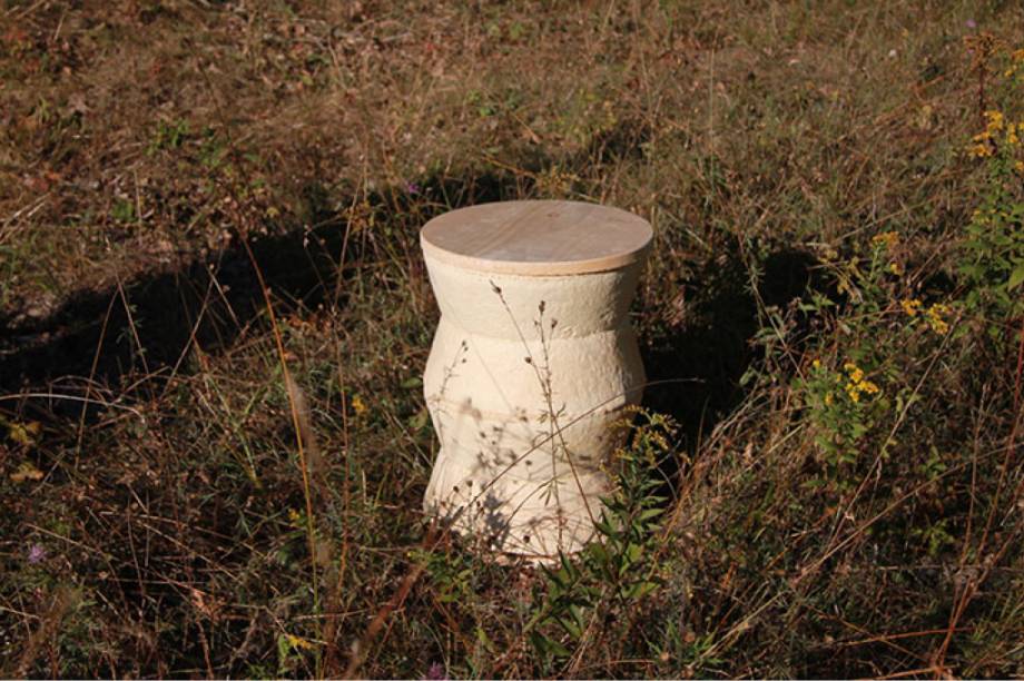 O resultado são estruturas firmes - braços de cadeira, apoio de mesa - e totalmente biodegradáveis. As superfícies também podem ser texturizadas, pintadas ou laminadas para lembrar madeira ou mármore convencional.