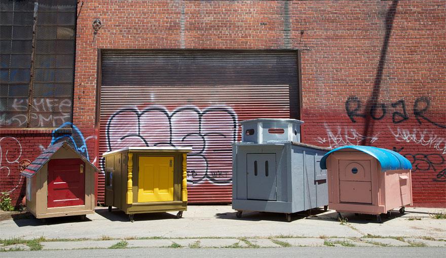 artista-transforma-lixo-casa-moradores-rua