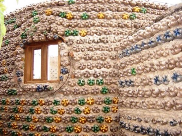 Boliviana constrói casas de garrafas PET para famílias carentes em 20 dias