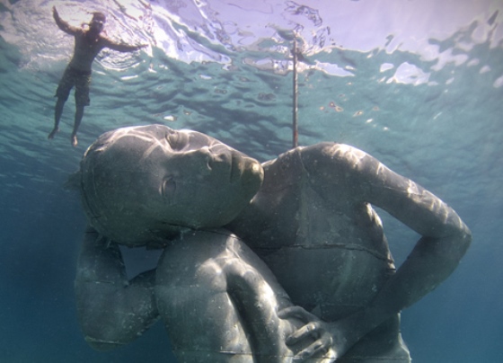 escultura-marinha-gigante-alerta-para-colapso-oceanos-abre-blog-redacao