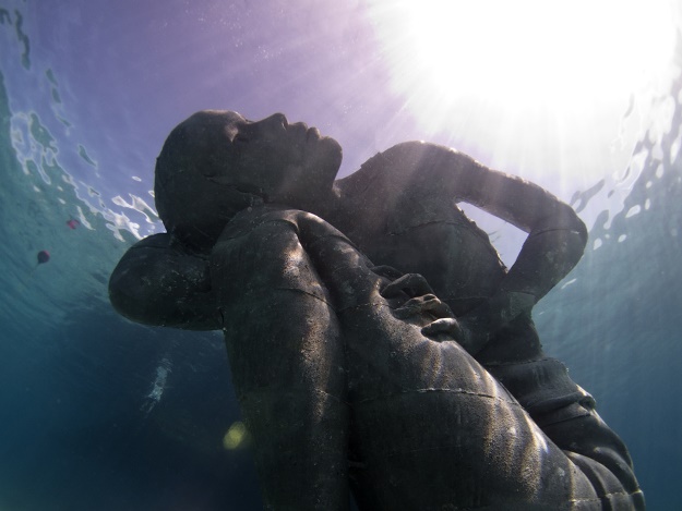 escultura-marinha-gigante-alerta para-colapso-oceanos-blog-super