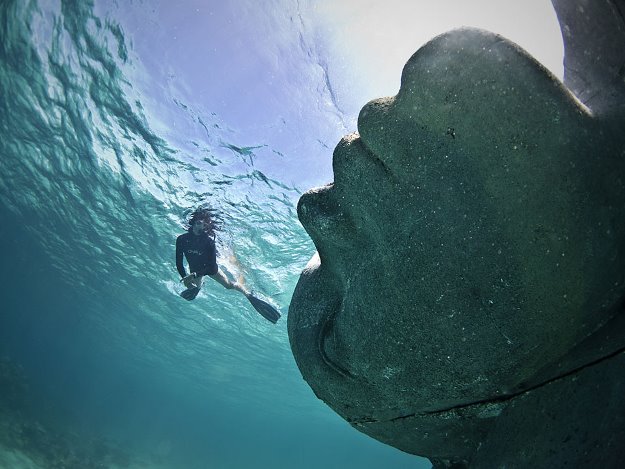 escultura-marinha-gigante-alerta para-colapso-oceanos-e-mares-blog-super