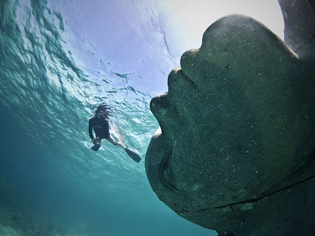 escultura-marinha-gigante-alerta-para-colapso-oceanos-e-mares-blog-super