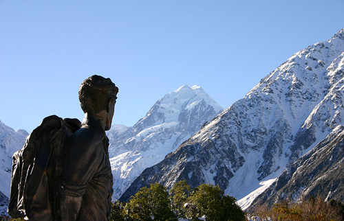 estatua-em-sua-homenagem-hillary_statue_and_mount_cook