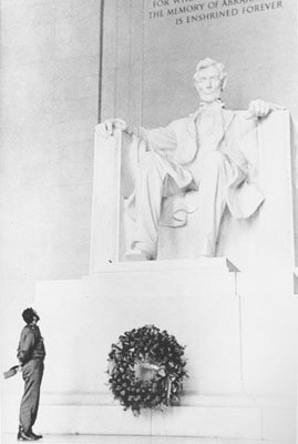 fidel_castro_at_the_lincoln_memorial