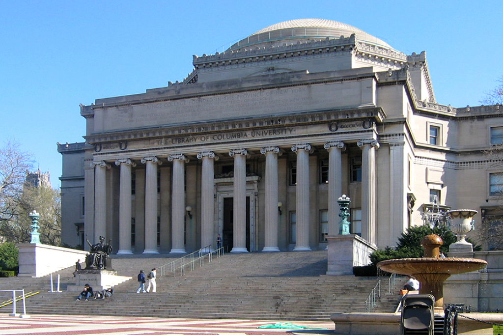 Grupo secreto usa livro falso para conquistar adeptos nos EUA