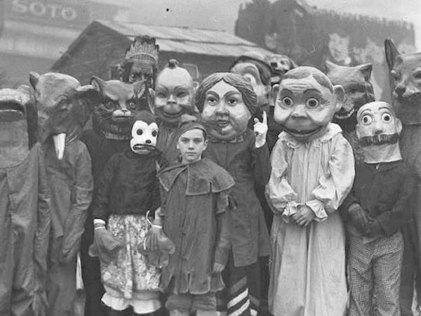 Foto em preto e branco de crianças com máscaras e fantasias