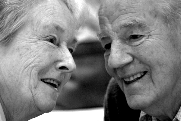 Adultos extrovertidos viram velhinhos mais felizes