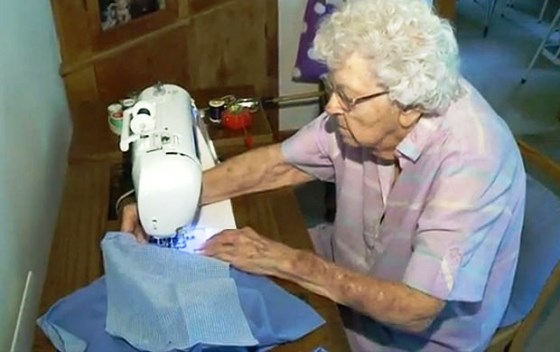 idosa-99-anos-costura-vestido-dia-criancas-carentes-africa-560
