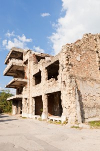 Em cidades onde croatas protagonizaram atrocidades, como Mostar, alguns prédios permanecem destruídos. Foto: traveler1116 | iStock
