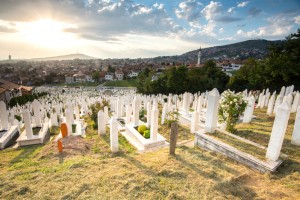 Parques que circundavam a capital bósnia foram transformados em cemitérios. foto: Riccardo_mojana | iStock