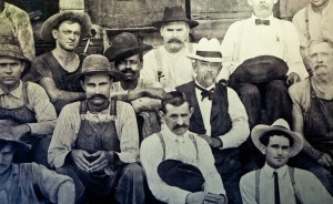 Jack Daniel, no centro, ao lado de, possivelmente, um dos filhos de Nearis Green, no fim do século 19.