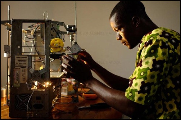 Africano cria impressora 3D com lixo eletrônico