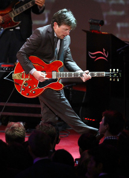 Michael J. Fox refaz cena clássica de De volta para o Futuro
