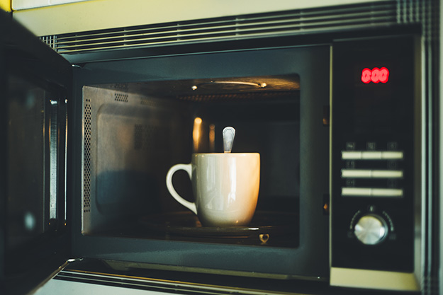 Spoon in the microwaves