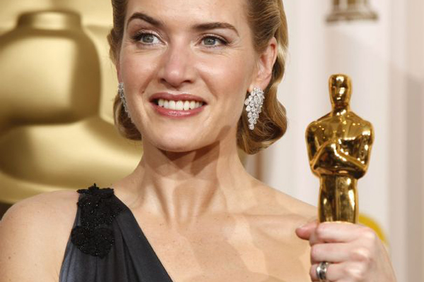 oscars-14-best-actress-winner-kate-winslet-for-the-reader-holds-her-oscar-backstage-at-the-81st-academy-awards-in-hollywood_8