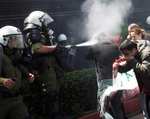 protesto-grecia-spray