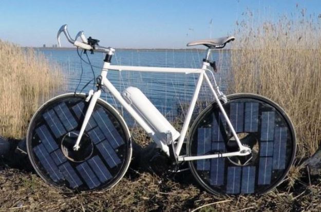 Que tal pedalar numa bike elétrica movida a energia solar?
