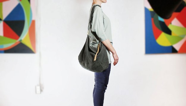 Designer americana transforma jaquetas velhas em bolsas cheias de estilo