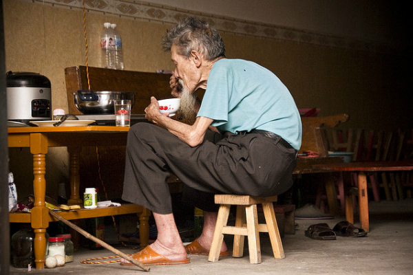 Quer melhorar seu humor? Endireite suas costas