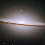 A Galáxia do Sombrero (M104), formada por um disco e um centro super-luminoso.