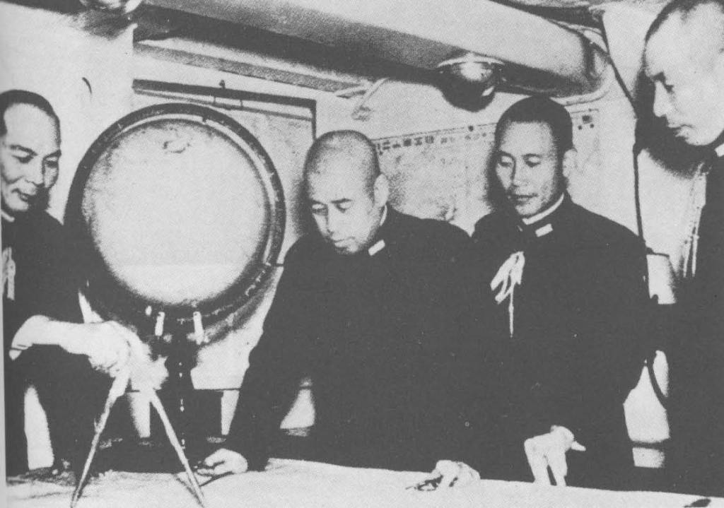 yamamoto_with_staff_on_nagato