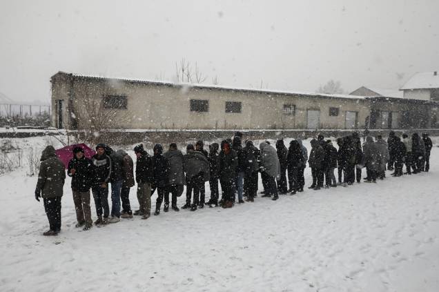 <span>Refugiados fazem fila para receber comida em Belgrado, na Sérvia. </span> <span>Refugiados fazem fila para receber comida em Belgrado, na Sérvia. </span>