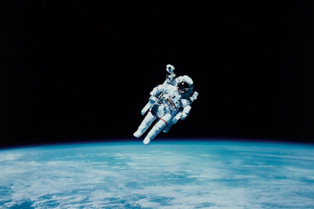 Este é <span>Bruce McCandless, e a foto em questão não é só linda; é histórica. Esse é o registro da primeira vez que um astronauta flutuou no espaço sem estar ligado a uma nave. O feito foi realizado em 1987, quando Bruce fazia parte da missão<em> TS-41-B </em>abordo da nave <em>Challenger</em>.</span>