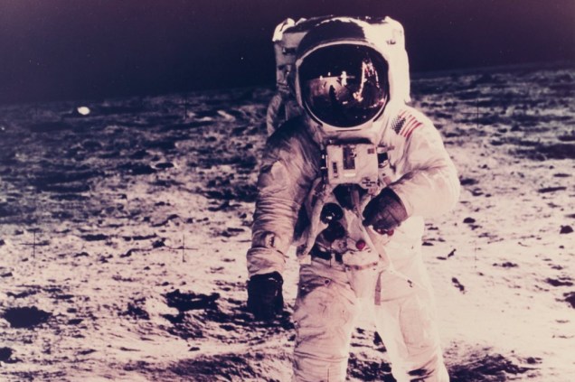 Quem protagoniza imagem é <span>Buzz Aldrin, o segundo homem a pisar na Lua. Mas se você olhar com atenção, dá para enxergar o primeiro também - Neil Armstrong aparece refletido no capacete do companheiro</span>