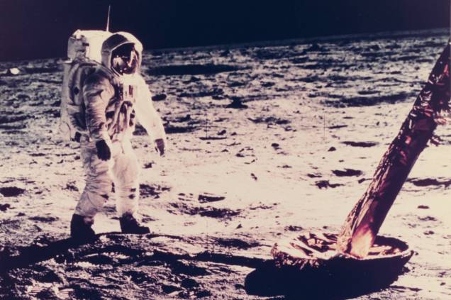 No registro, Neil Armstrong aparece perto de uma das bases do módulo lunar. As pernas de seu traje eram folhadas à ouro. No registro, Neil Armstrong aparece perto de uma das bases do módulo lunar. As pernas de seu traje eram folhadas à ouro.