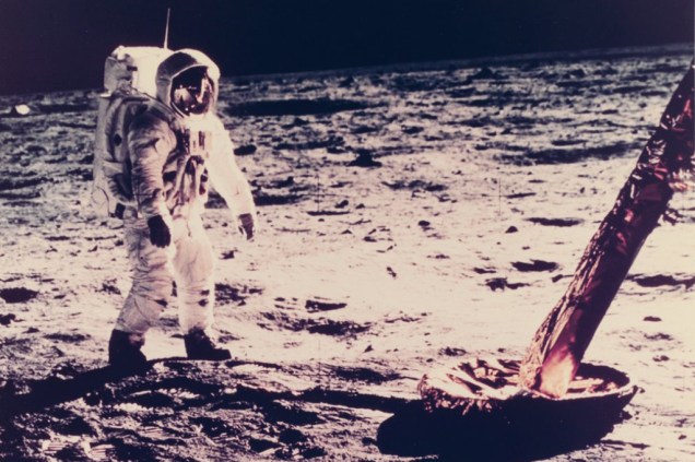 No registro, Neil Armstrong aparece perto de uma das bases do módulo lunar. As pernas de seu traje eram folhadas à ouro.