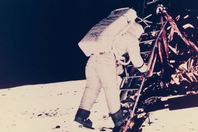 O fotógrafo por trás dessa foto é o próprio Neil Armstrong. Ele eternizou o momento em que Aldrin descia da <em>Apollo 11.</em> O fotógrafo por trás dessa foto é o próprio Neil Armstrong. Ele eternizou o momento em que Aldrin descia da <em>Apollo 11.</em>