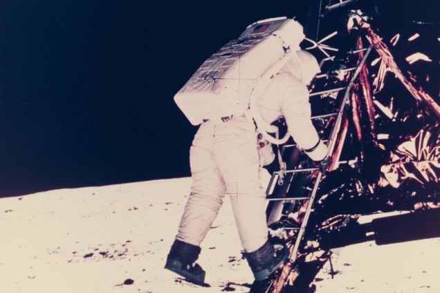 O fotógrafo por trás dessa foto é o próprio Neil Armstrong. Ele eternizou o momento em que Aldrin descia da <em>Apollo 11.</em>