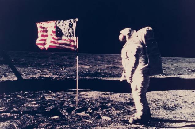 Aqui, Buzz Aldrin aparece ao lado da bandeira americana, mas a imagem está repleta de detalhes curiosos. No canto inferior esquerdo, por exemplo, é possível notal alguns cabos no chão. Eles foram usados nas trasmissões de TV da <em>Apollo 11</em>, feitas direto da Lua Aqui, Buzz Aldrin aparece ao lado da bandeira americana, mas a imagem está repleta de detalhes curiosos. No canto inferior esquerdo, por exemplo, é possível notal alguns cabos no chão. Eles foram usados nas trasmissões de TV da <em>Apollo 11</em>, feitas direto da Lua