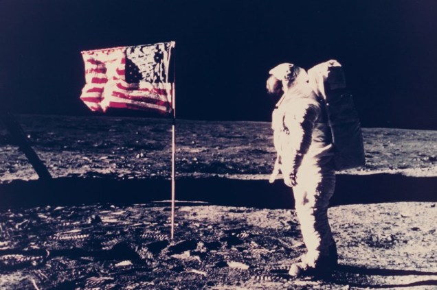 Aqui, Buzz Aldrin aparece ao lado da bandeira americana, mas a imagem está repleta de detalhes curiosos. No canto inferior esquerdo, por exemplo, é possível notal alguns cabos no chão. Eles foram usados nas trasmissões de TV da <em>Apollo 11</em>, feitas direto da Lua