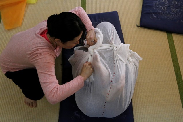 Nova terapia japonesa embrulha pessoas em lençóis