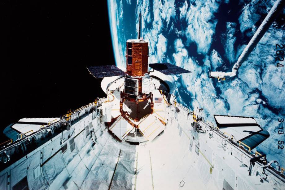 Este é o exterior da nave <em>Challenger. </em>À direta,  é possível enxergar o braço mecânico <em>Canadarm.</em>