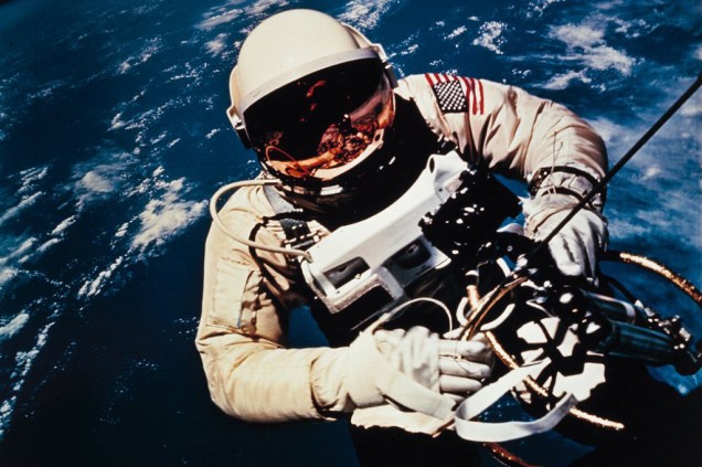 Ed White, em 1965, se tornando o primeiro astronauta a sair de uma nave espacial em plena órbita.
