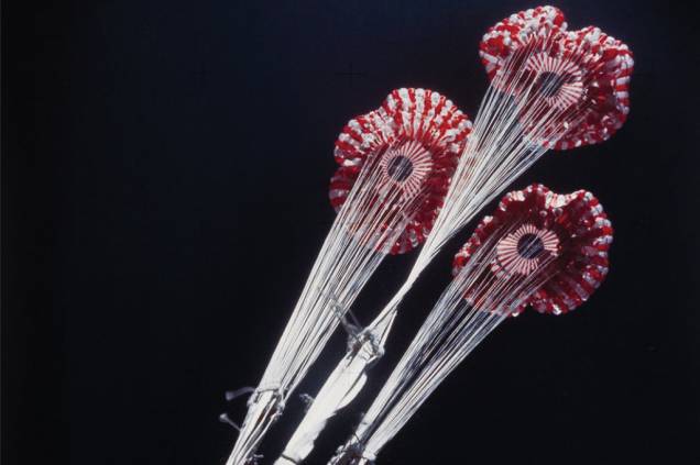 Conhecidos como <em>Splashdowns, </em>os paraquedas em questão foram ativados para que os tripulantes da missão <em>Skylab 3</em> pudessem retornar para a Terra em segurança, em 1973. Conhecidos como <em>Splashdowns, </em>os paraquedas em questão foram ativados para que os tripulantes da missão <em>Skylab 3</em> pudessem retornar para a Terra em segurança, em 1973.
