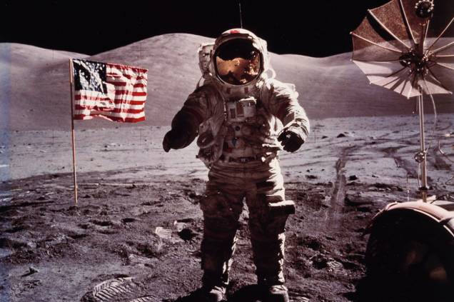 Astronauta americano <span>Eugene Cernan, na Lua, durante a missão <em>Apollo 17.</em></span> Astronauta americano <span>Eugene Cernan, na Lua, durante a missão <em>Apollo 17.</em></span>