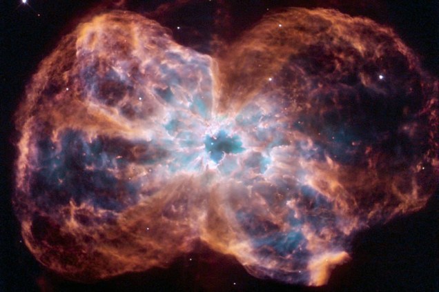A 4 mil anos-luz daqui, essa estrela também se tornou uma anã-branca e seus gases e poeira passaram a formar a nebulosa NGC 2440.